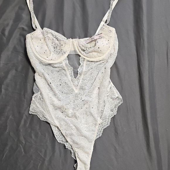 Victoria's Secret White Lace Bodysuit - Picture 1 of 3